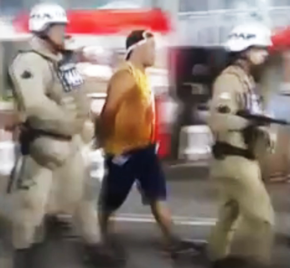 Suspeito de chefiar tráfico de drogas foi preso pela PM em circuito do carnaval de Salvador e fugiu de delegacia — Foto: Reprodução/TV Bahia