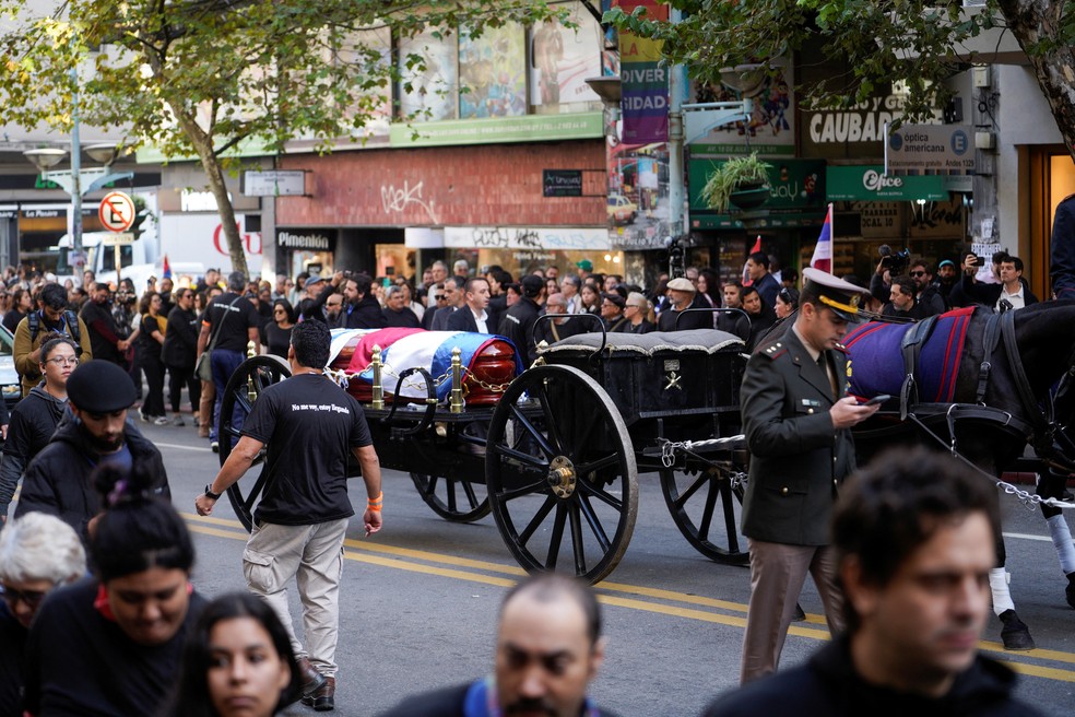 Uruguaios acompanham cortejo fúnebre do ex-presidente do Uruguai José Mujica, em Montevidéu, em 14 de maio de 2025. — Foto: Andres Cuenca/ Reuters