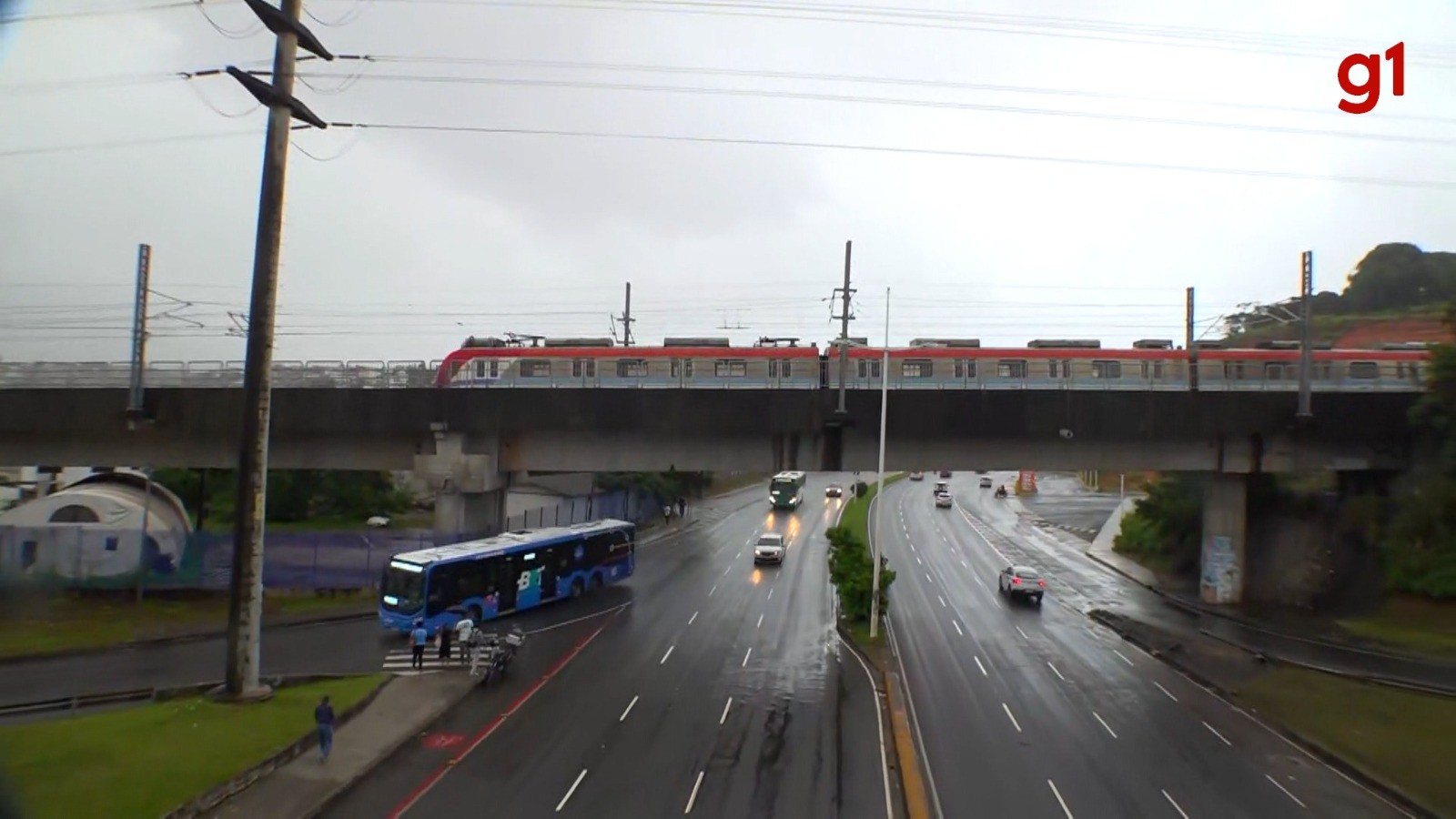 Trem do metrô fica parado em trilho após apresentar falha em Salvador; passageiros precisaram descer e andar por passarela 