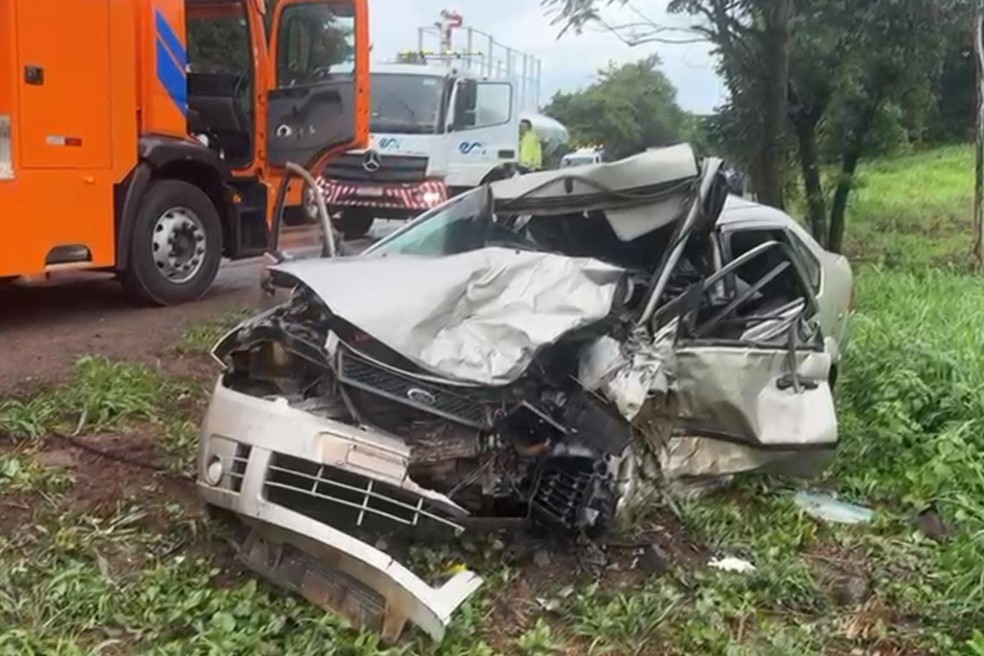 Cinco pessoas morrem em grave acidente envolvendo três carros no Paraná — Foto: Cedida por Julio cesar Alves/Rádio Ampére