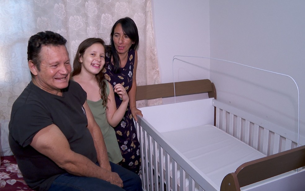 A dona de casa Denise de Souza com o marido, Rogério, e a filha Isabelle, de 9 anos, na casa da família em Orlândia, SP — Foto: Reprodução EPTV