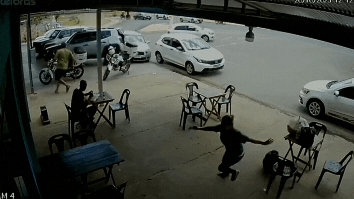 VÍDEO: carro desgovernado invade sorveteria após bater em veículos estacionados em MT