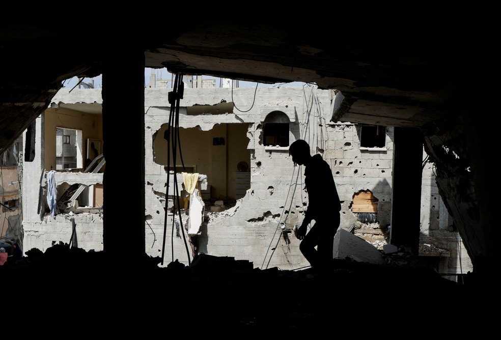Palestino inspeciona a casa onde a recém-casada palestina Hala Zaarab foi morta em um ataque aéreo israelense, em Khan Younis, no sul da Faixa de Gaza, em 3 de maio de 2025. — Foto: Reuters/Hatem Khaled