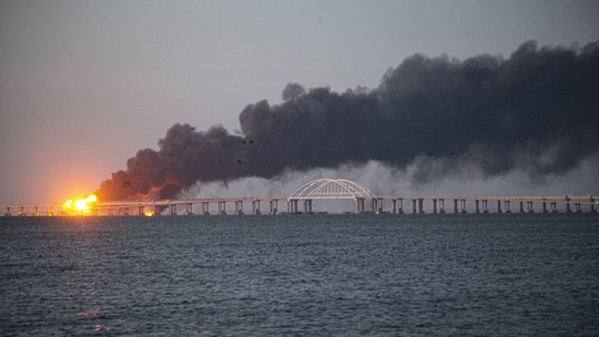Após ataque de drones, Ucrânia ataca ponte na Crimeia com explosivos instalados debaixo d'água