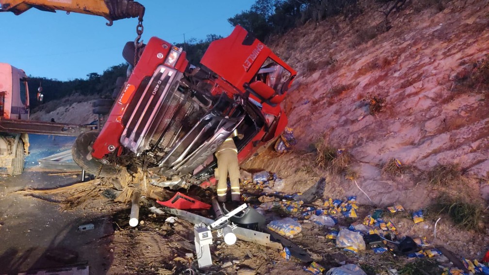 Carreta tomba e deixa carga de eucalipto espalhada pela pista na BR-251 -  Portal MPA