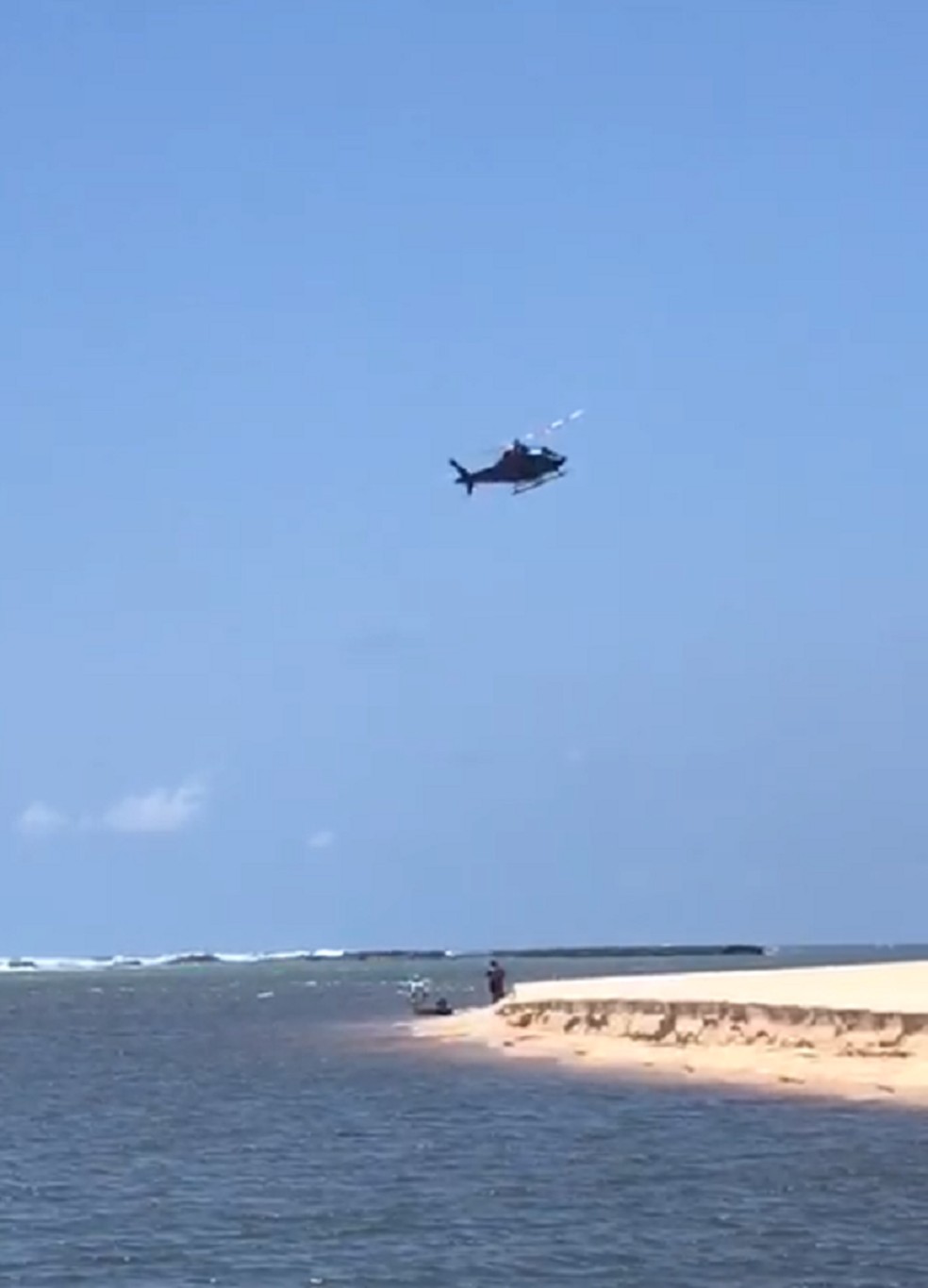 Helicóptero faz buscas por adolescente desaparecido no litoral do RN — Foto: Reprodução