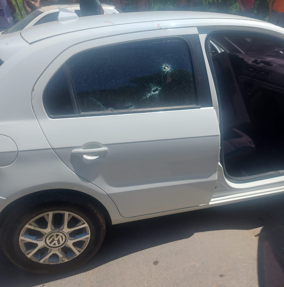 Carro atingido por disparos onde sucessor de Zinho foi morto — Foto: Reprodução