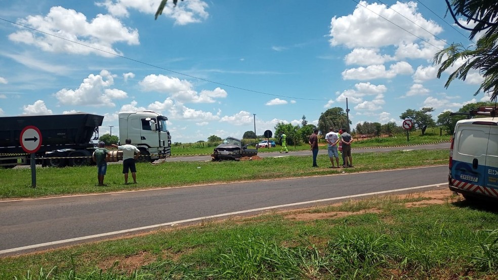 Acidente envolveu carreta e carro em Martinópolis (SP) — Foto: Antônio Souza