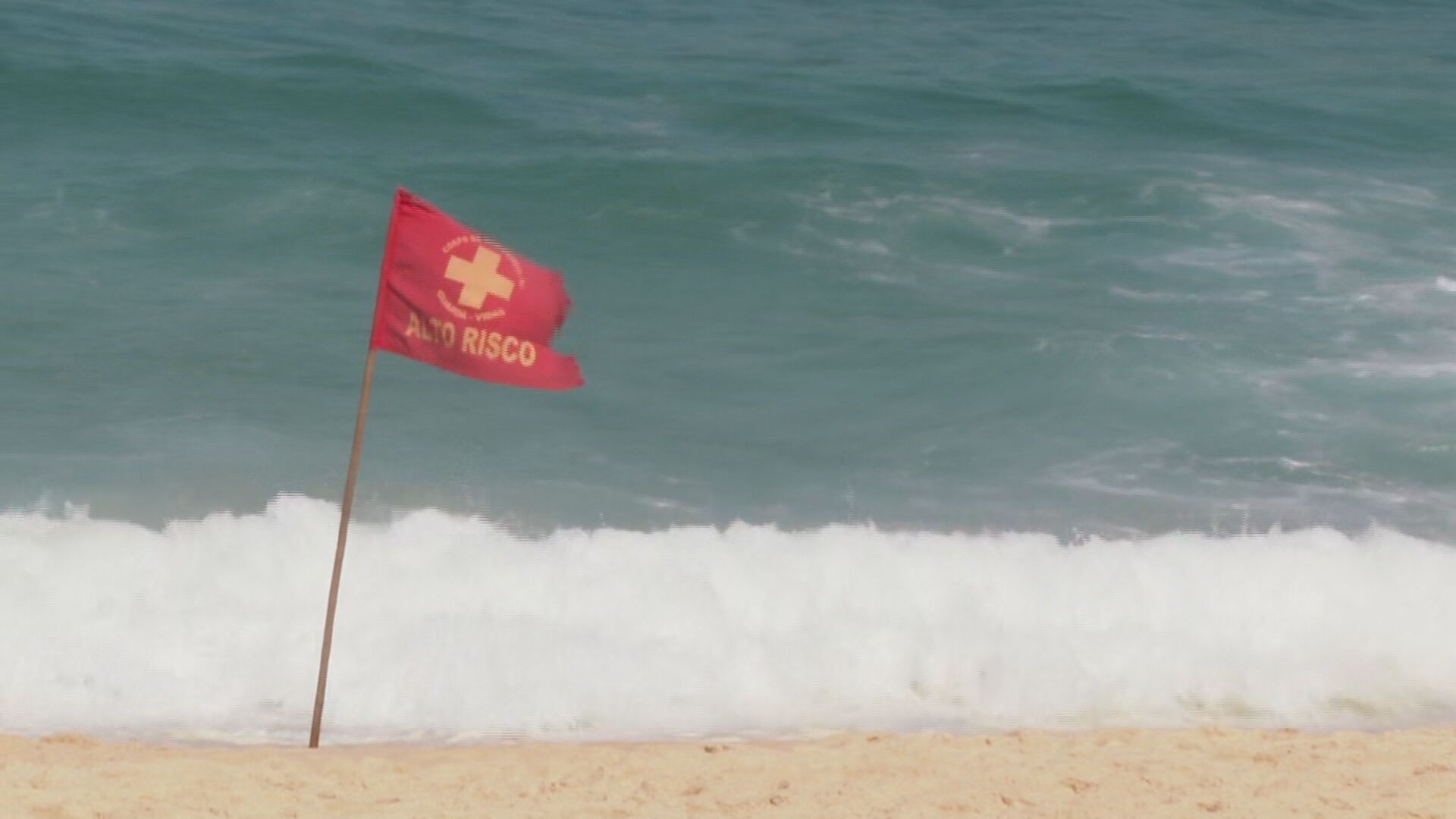 Bombeiros fazem buscas por adolescente que sumiu no mar da praia da Barra da Tijuca