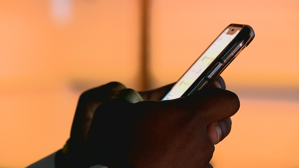 Pessoa mexendo no celular — Foto: Reprodução/ RBS TV