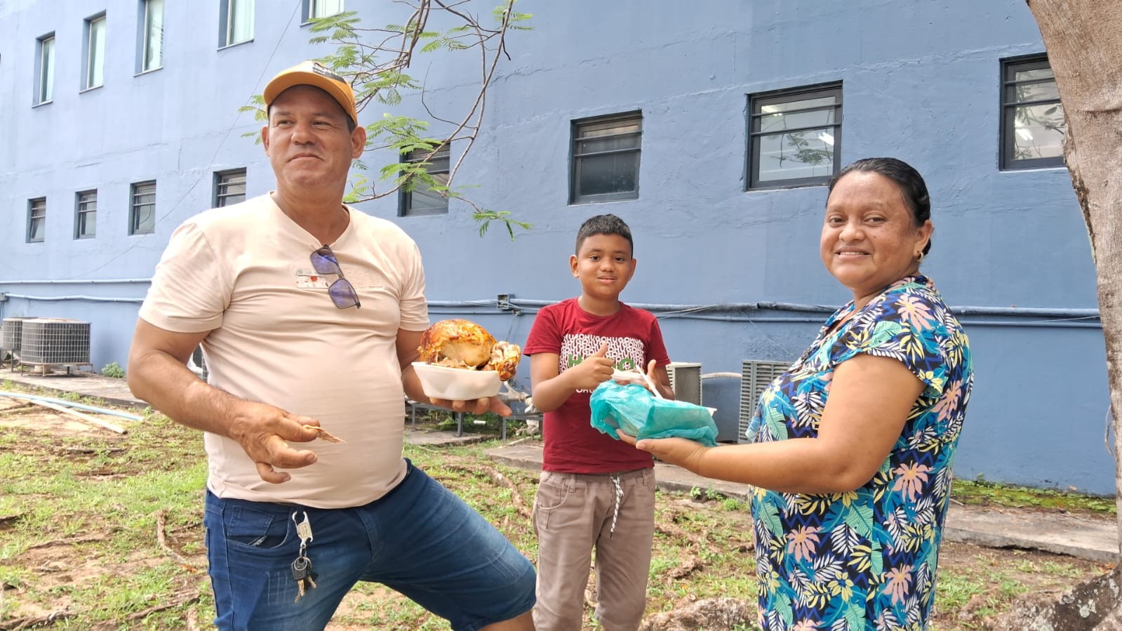 VÍDEO: Família venezuelana leva frango assado e almoça à espera da filha no Enem em Manaus
