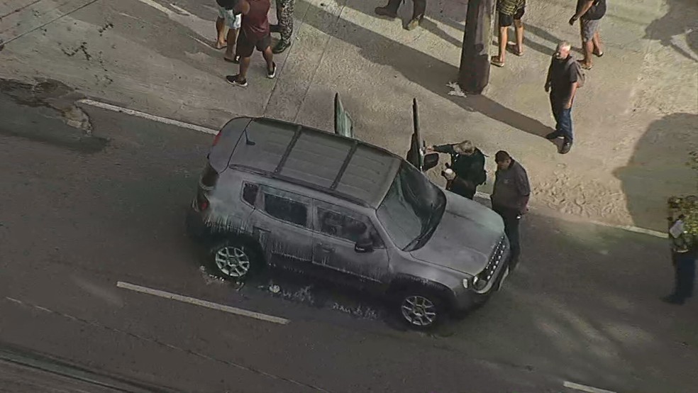 Agentes fazem perícia na Avenida Marechal Fontenele, em Realengo, onde policial militar foi morto em tentativa  de assalto na manhã desta terça-feira (12) — Foto: Reprodução