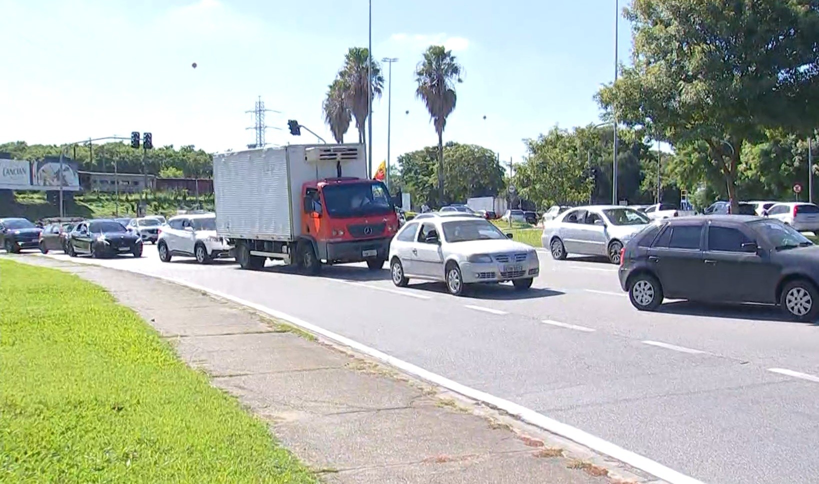 Obra na avenida Dom Aguirre provoca congestionamento na região central de Sorocaba