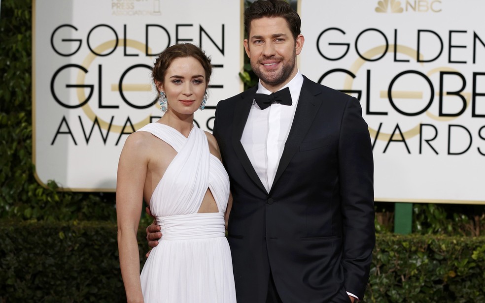 A atriz Emily Blunt e o ator John Krasinski chegam à cerimônia do Globo de Ouro 2015. — Foto: REUTERS/Mario Anzuoni