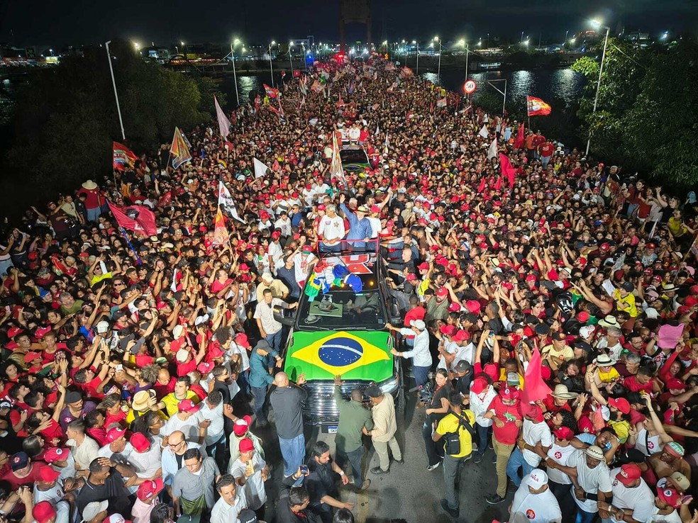 Ato de campanha de Lula na ponte que liga Juazeiro (BA) a Petrolina (PE) — Foto: Emerson Rocha/g1