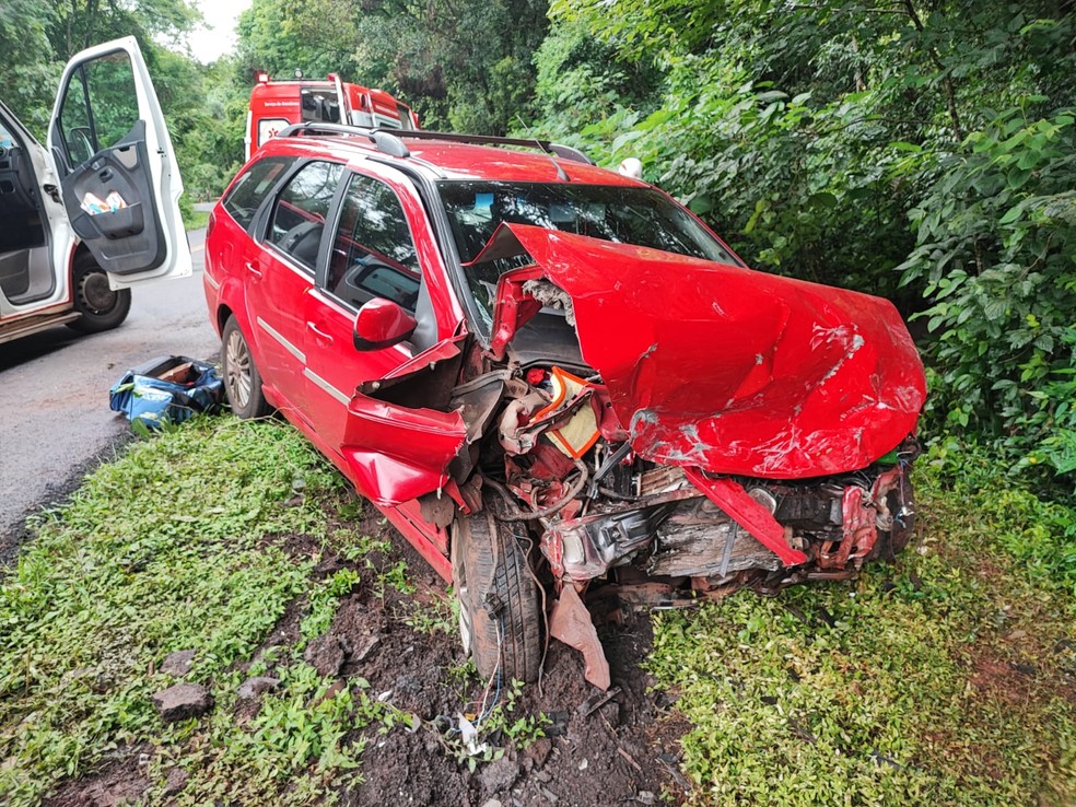 Oito pessoas ficam gravemente feridas após forte batida entre dois carros na PR-317, em Toledo — Foto: Gilmar Ângelo/ Toledo News