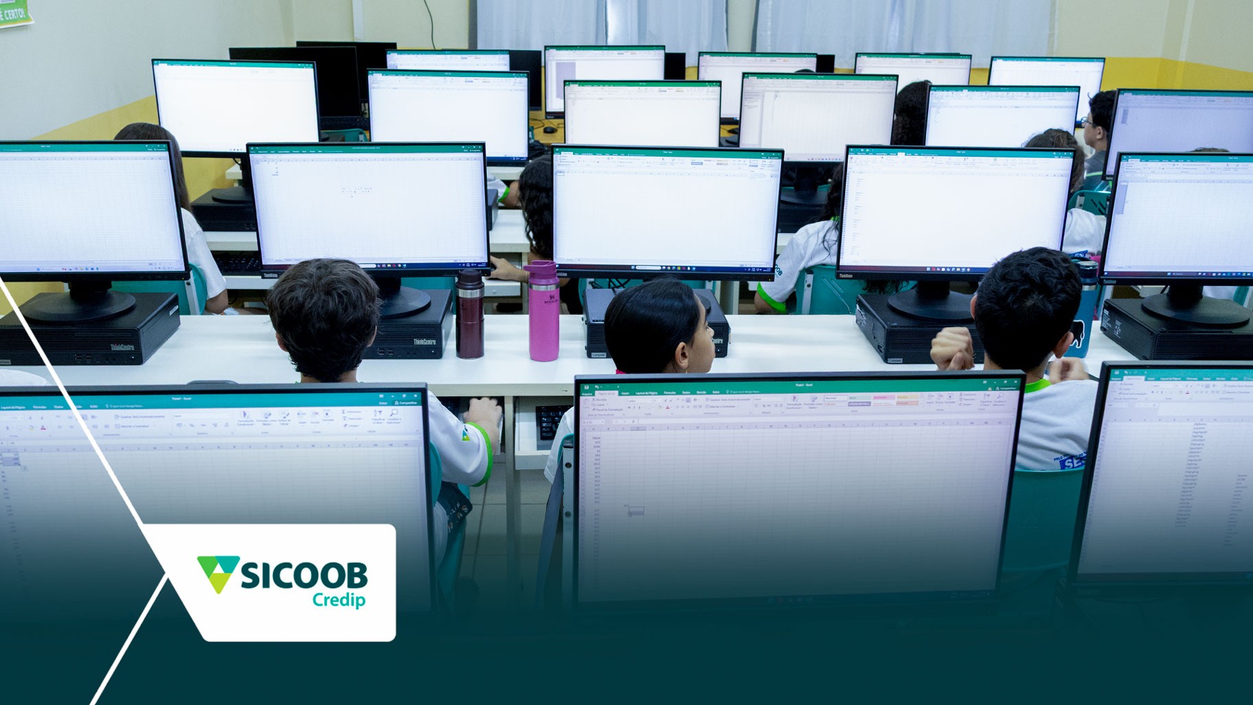 Jovens aprendem a usar Excel para gerir a cooperativa mirim em RO