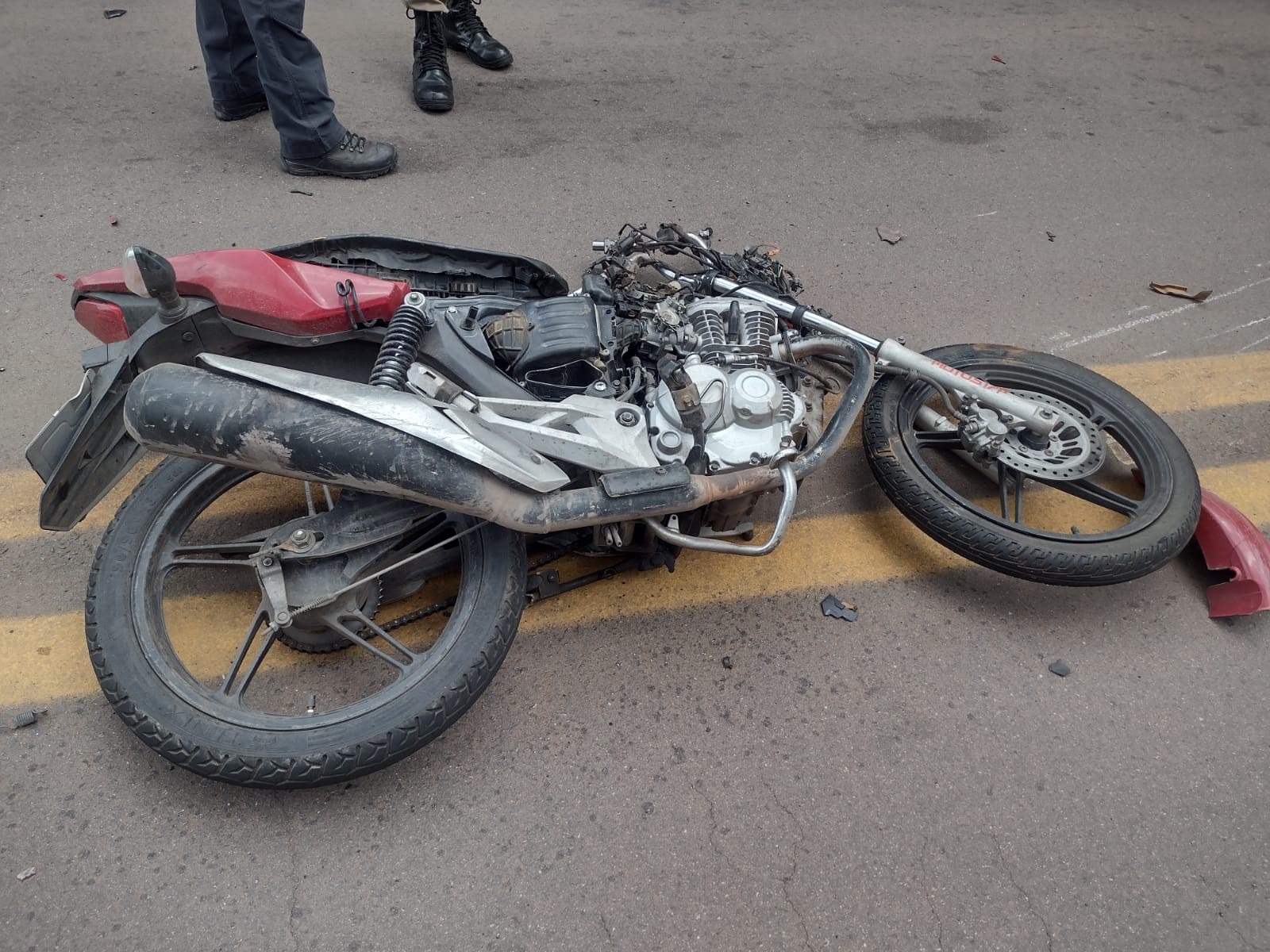Motociclista morre após atingir lateral de caminhonete e ser atropelado por carreta na MG-431