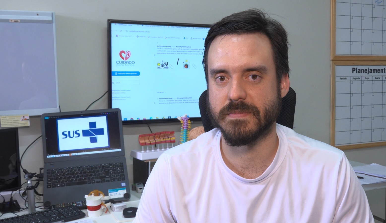 Médico do SUS cria plataforma para atender pacientes que têm dificuldade de leitura