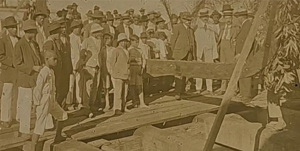 Foto descoberta no arquivo das barcas mostra menino negro descalço trabalhando em estaleiro — Foto: Reprodução/RJ2