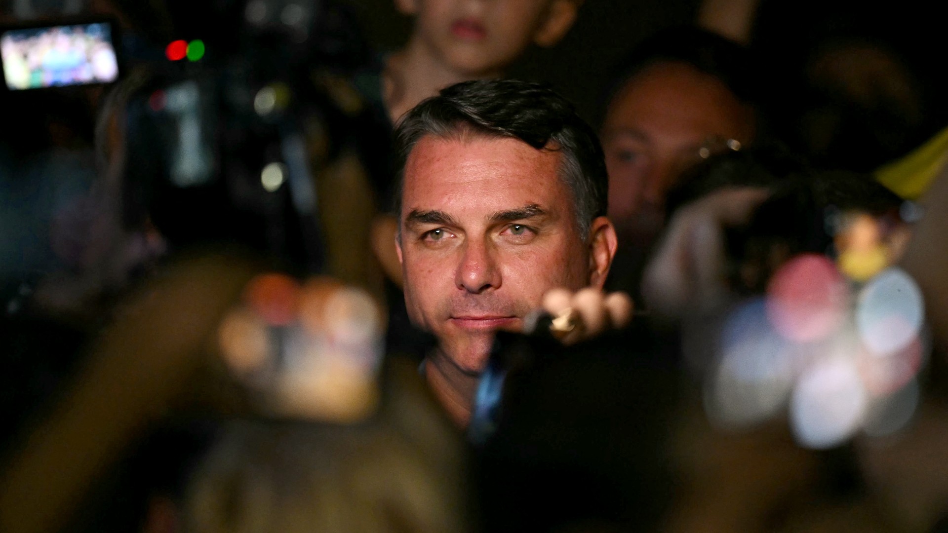 Flávio Bolsonaro reúne campanha para traçar estratégia para o segundo turno