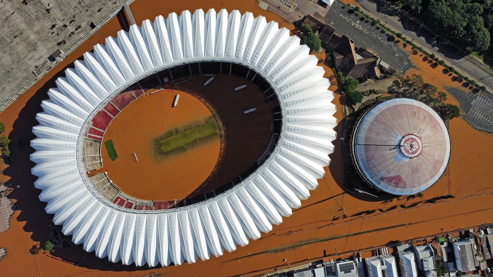 6 de maio - Estádio do Inter, o Beira-Rio, também ficou alagado — Foto: Max Peixoto/Estadão Conteúdo