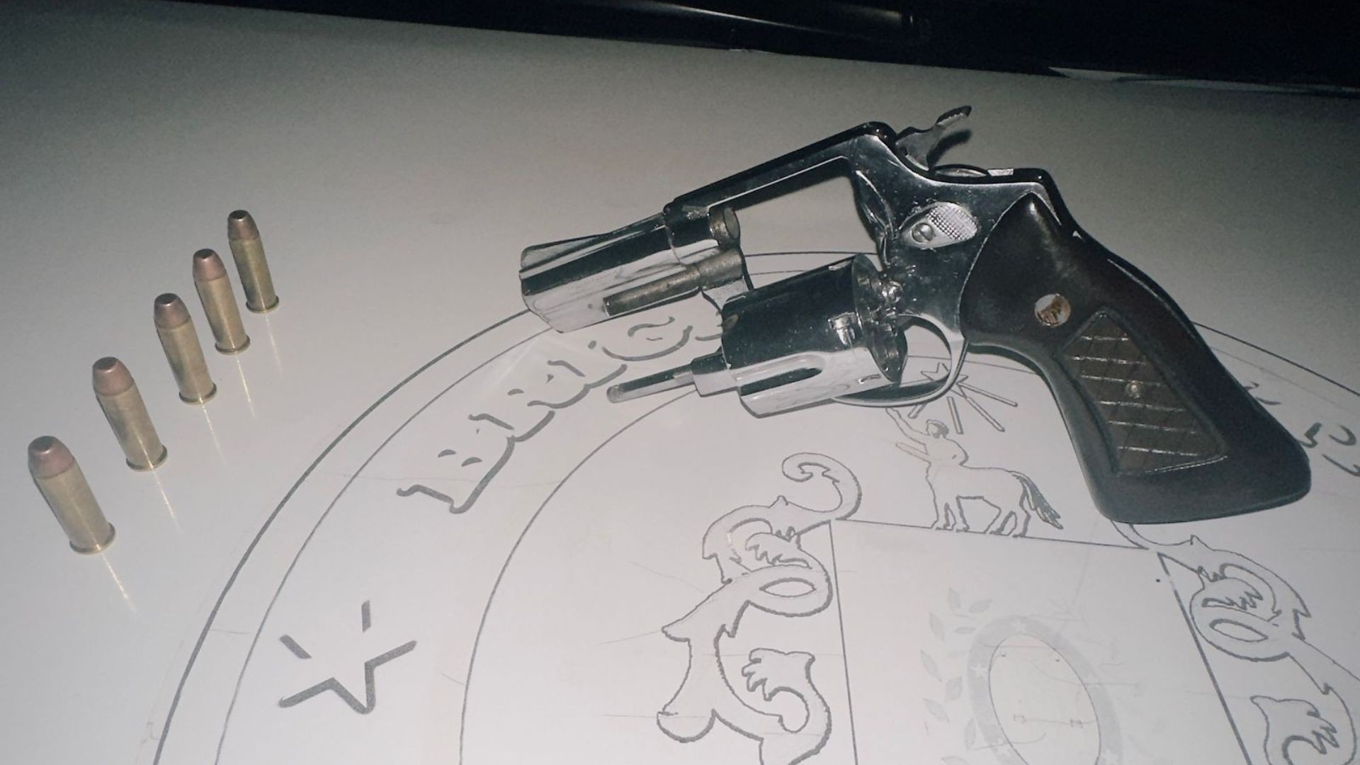 Casal é encontrado morto em carro; suspeito é adolescente de 17 anos