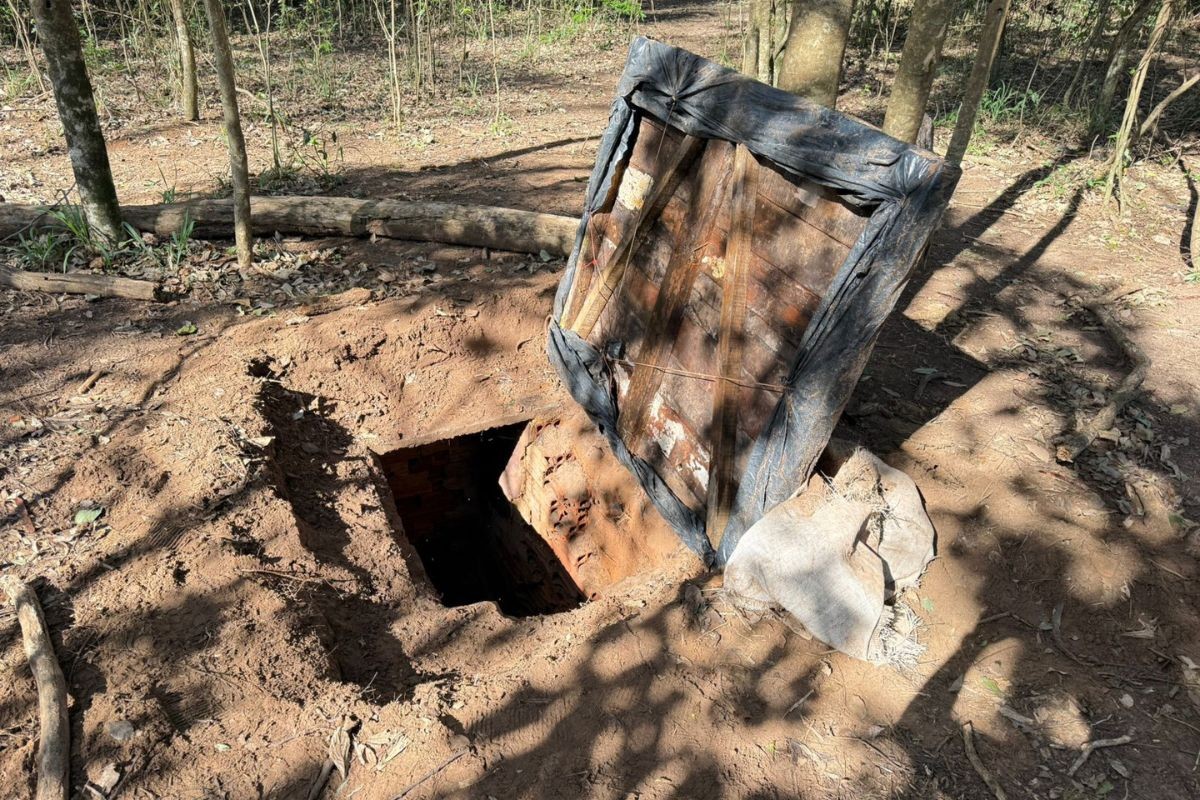 Cinco bunkers e 17 esconderijos usados por organizações criminosas são descobertos durante investigação das mortes de homens que foram cobrar dívida no PR
