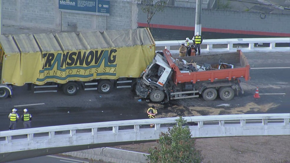 Acidente entre caminhões na Marginal Tietê, em SP — Foto: TV Globo