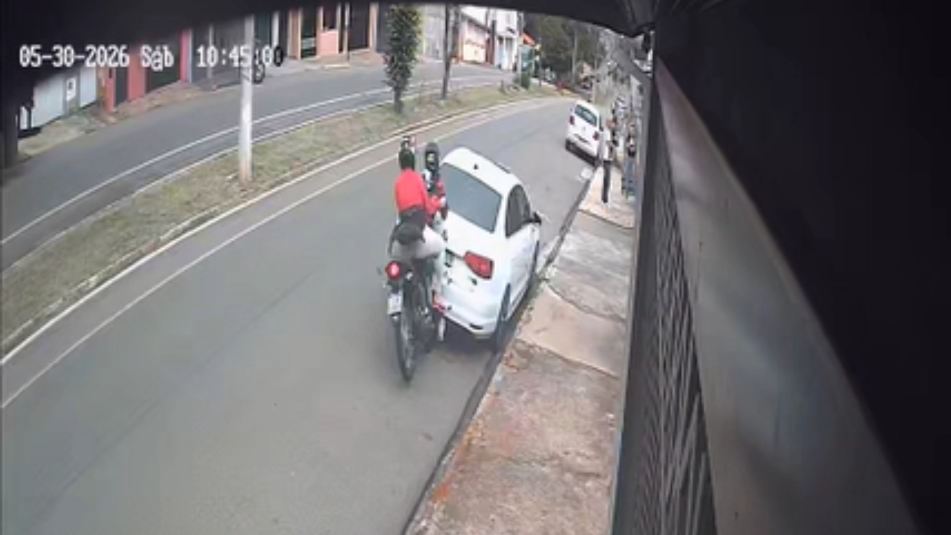 Casal em motocicleta bate em carro estacionado e mulher é socorrida em estado grave em Itapetininga