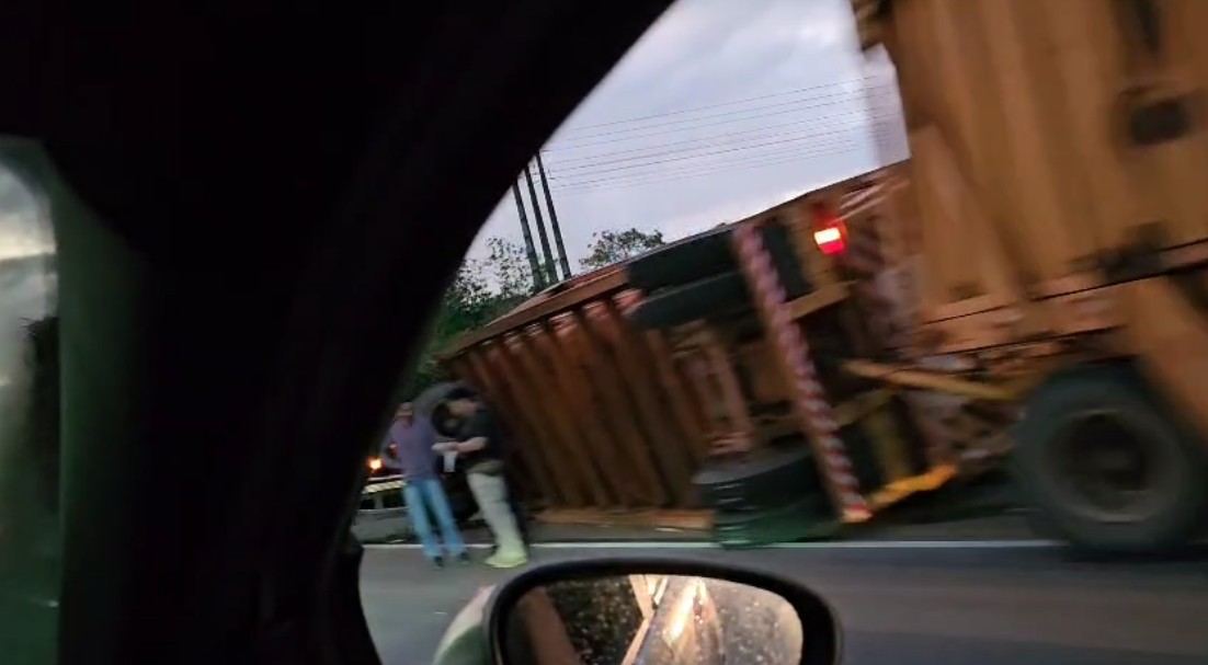 Caminhão carregado de cana de açúcar tomba na BR-230 e trânsito é parcialmente interrompido 