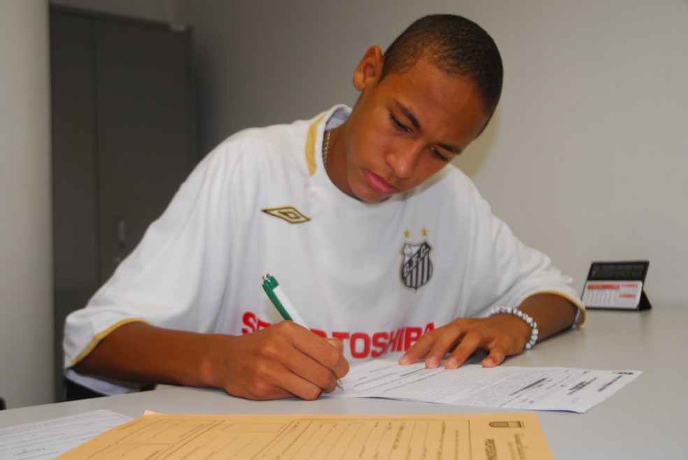 Em 8 de fevereiro de 2008, Neymar assinou um contrato com o Santos FC para se tornar um jogador de futebol profissional. Ele foi estava acompanhado do advogado do clube e do pai. — Foto: Arquivo A Tribuna