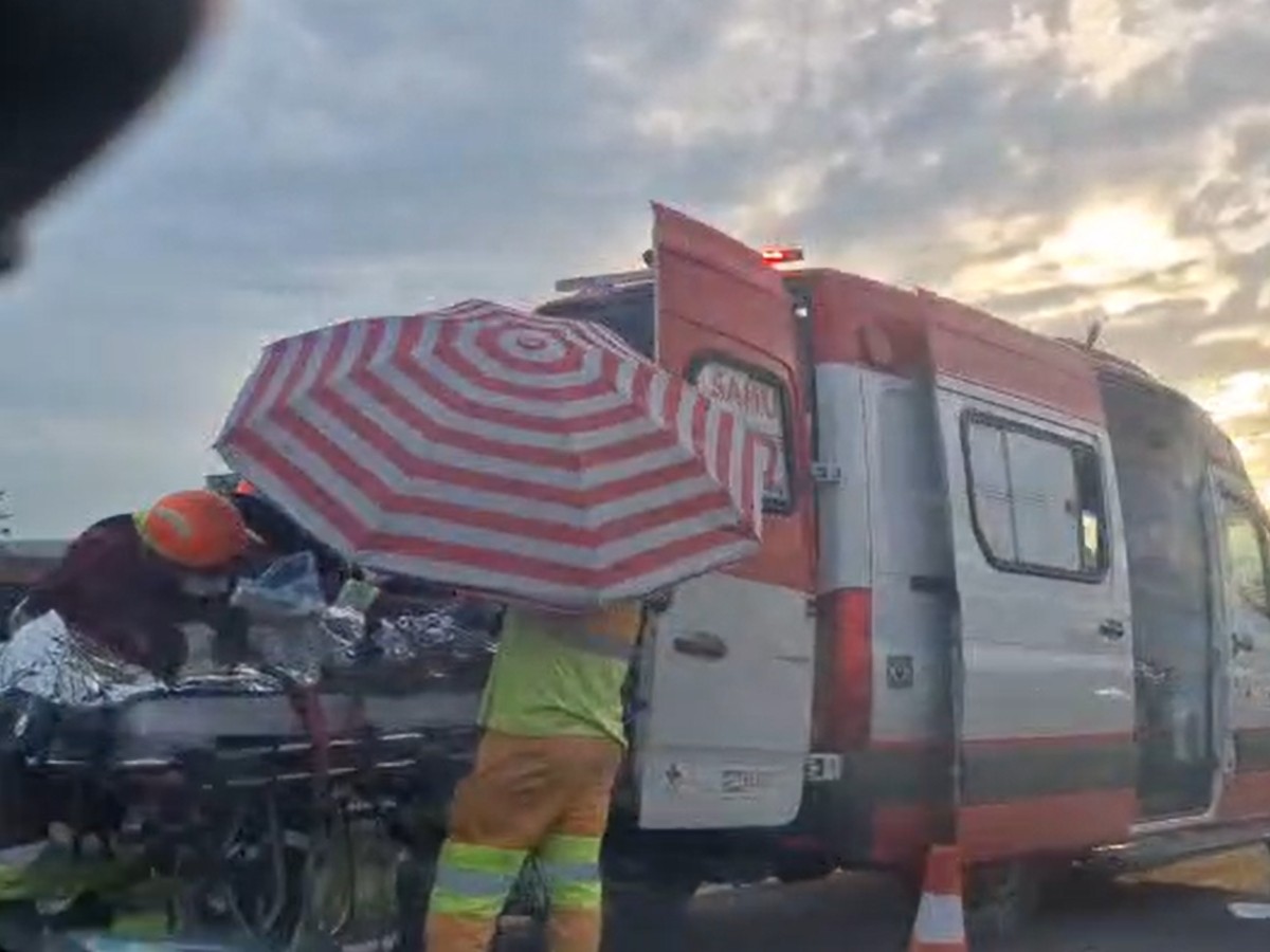 Acidente entre moto e carro deixa uma pessoa ferida na Rodovia Anhanguera, em Sumaré
