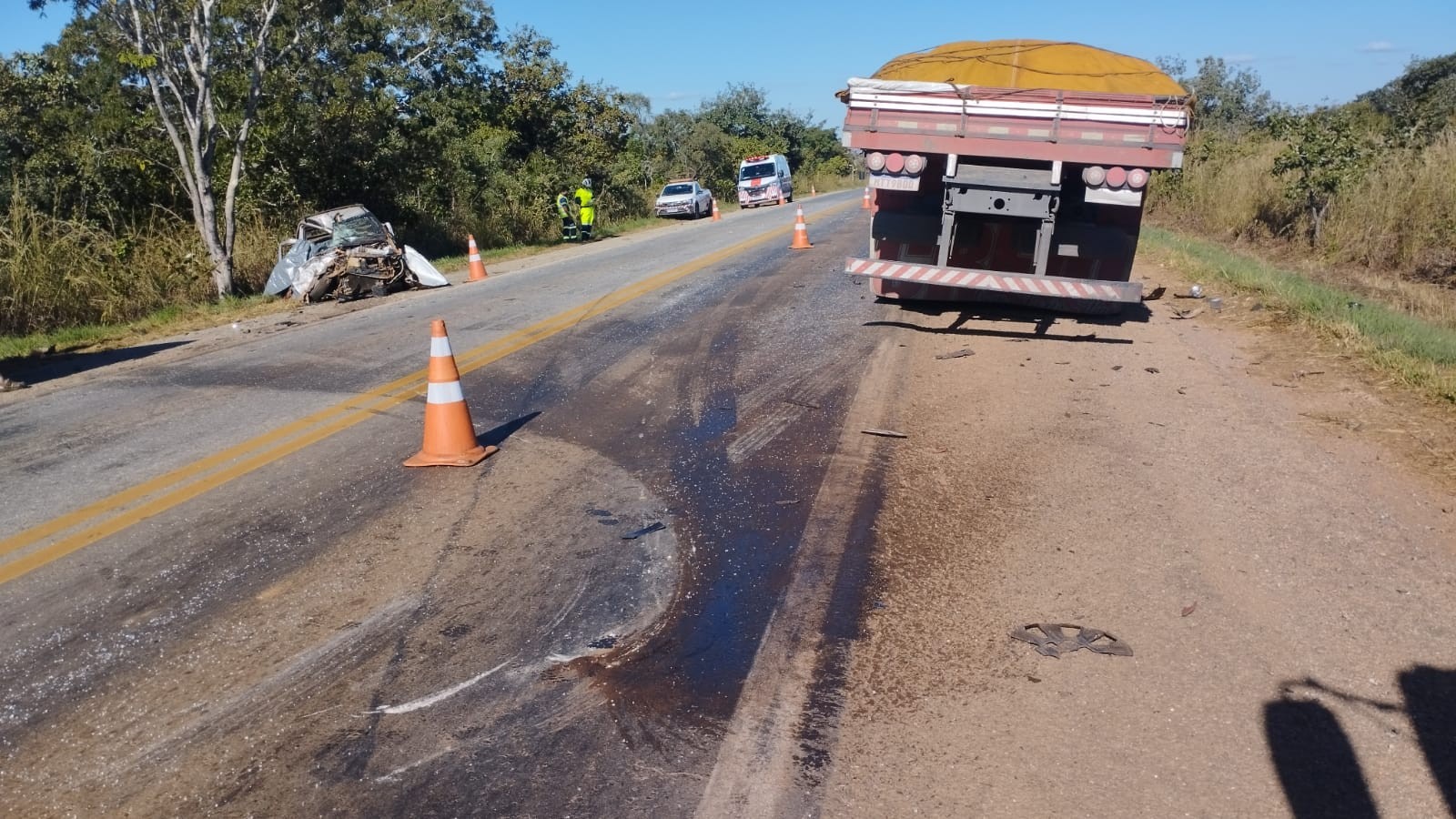 Idosos morrem em acidente envolvendo carro, carreta e caminhão na BR-040, em Paracatu