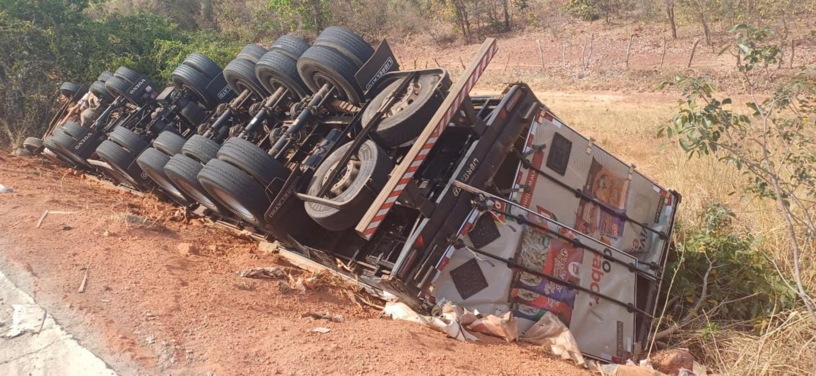 Motorista é preso por embriaguez ao volante após tombar caminhão com carregamento de tapioca no Sul do Piauí 