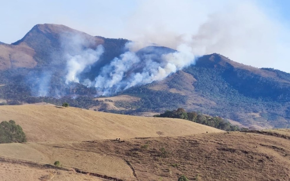 Dois homens são presos suspeitos de colocar fogo na Serra do Papagaio, no Sul de Minas — Foto: Polícia Militar de Meio Ambiente