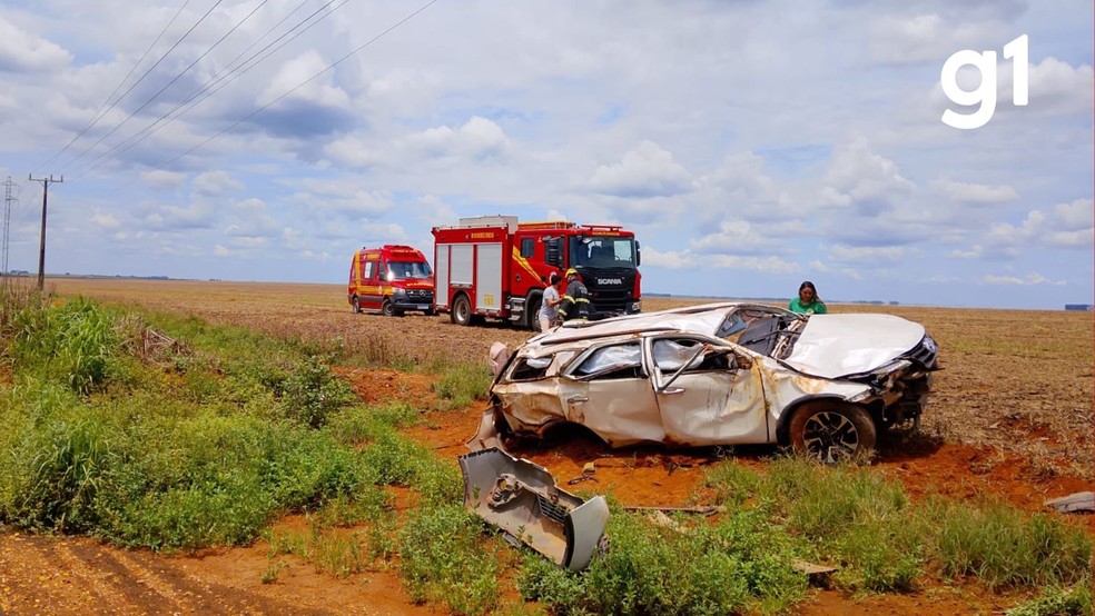 Um capotamento deixou ao menos três pessoas feridas, uma delas em estado gravíssimo, na MT-449, em Mato Grosso, no início da tarde deste sábado (18). — Foto: CB BARONIO-CBMMT