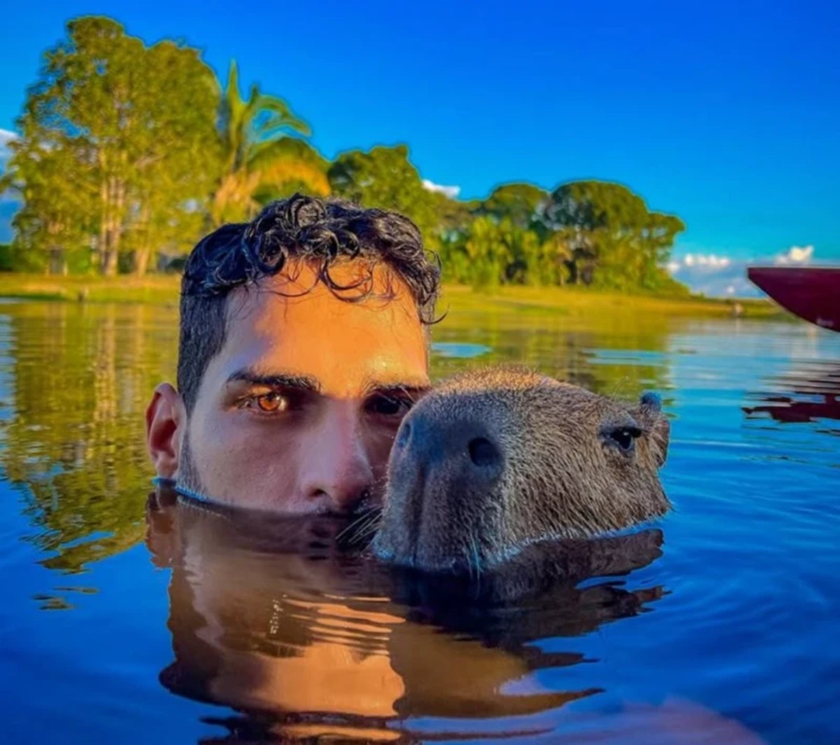 Influencer da capivara Filó continua com o animal, ganhou seguidores e contrato com 'bet'