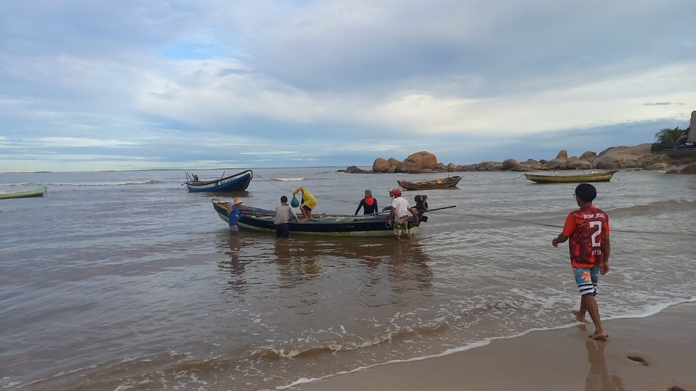 canoa perde motor e pescadores são resgatados por acaso depois de horas em alto mar no Piauí  — Foto: TV Clube