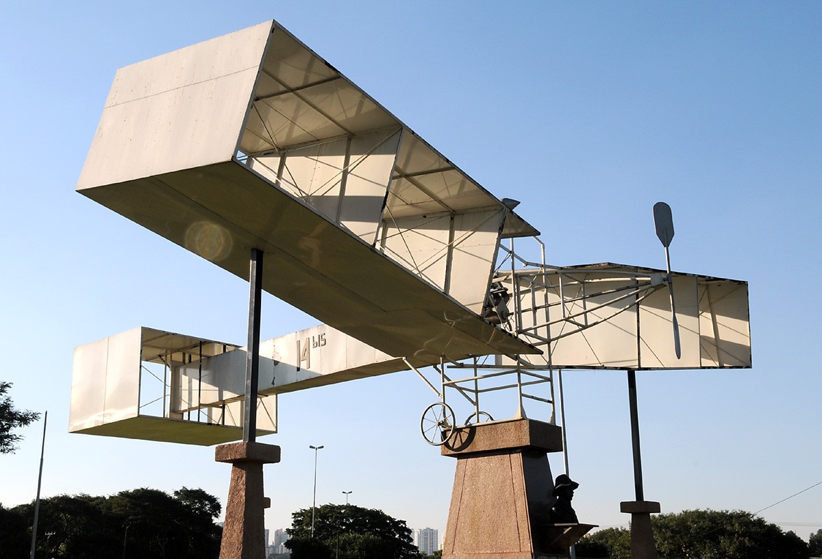 Quase 2 anos depois, réplica do avião 14-Bis será reinstalada na Praça Campo de Bagatelle