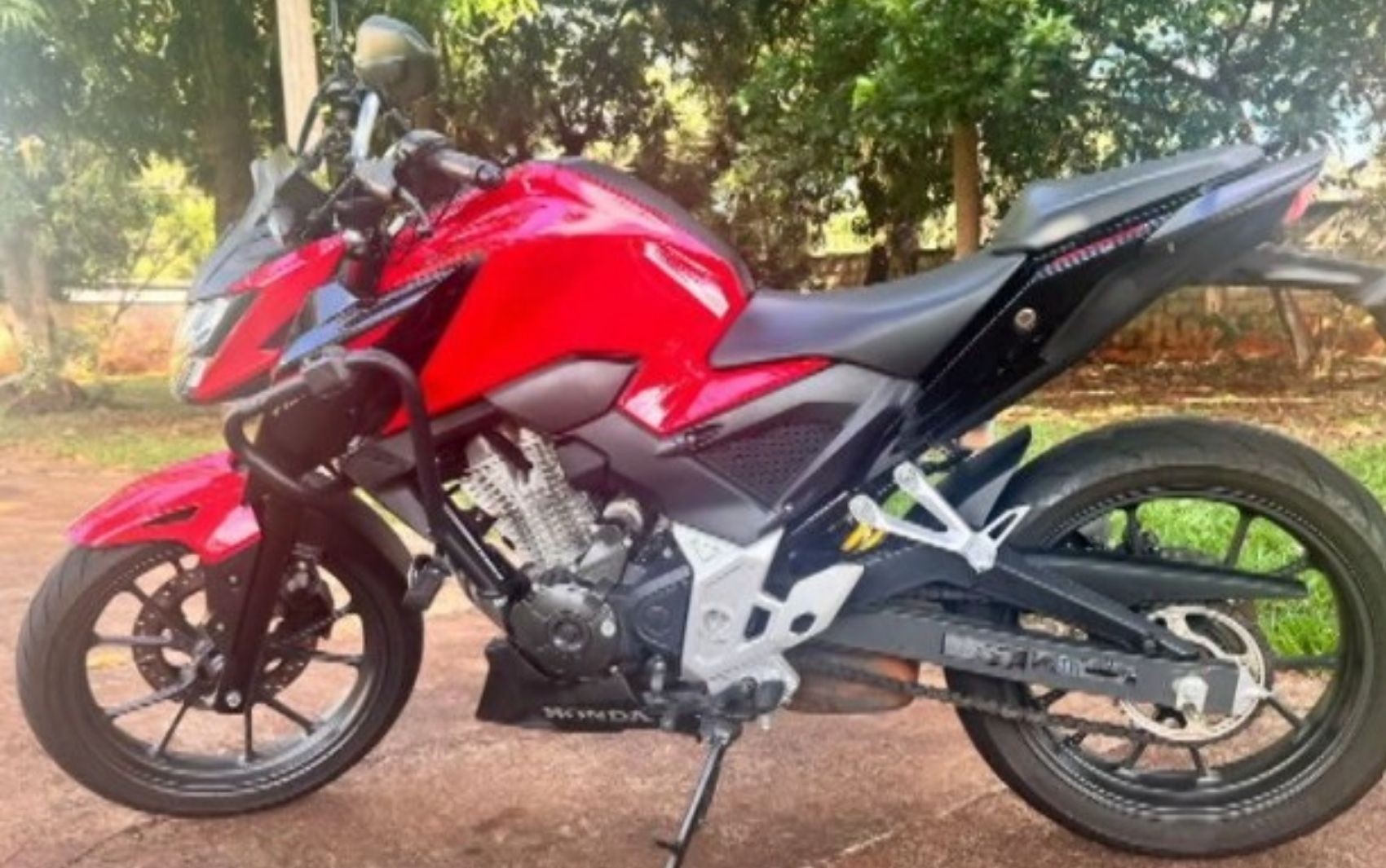 Professora tem filhos ameaçados de morte por suspeito de furtar moto dela: 'Vai me pagar ou carregar num caixão?'