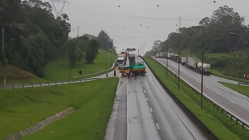 Trânsito é liberado na BR-376 entre Paraná e Santa Catarina após bloqueio preventivo — Foto: Vanessa Rumor/RPC