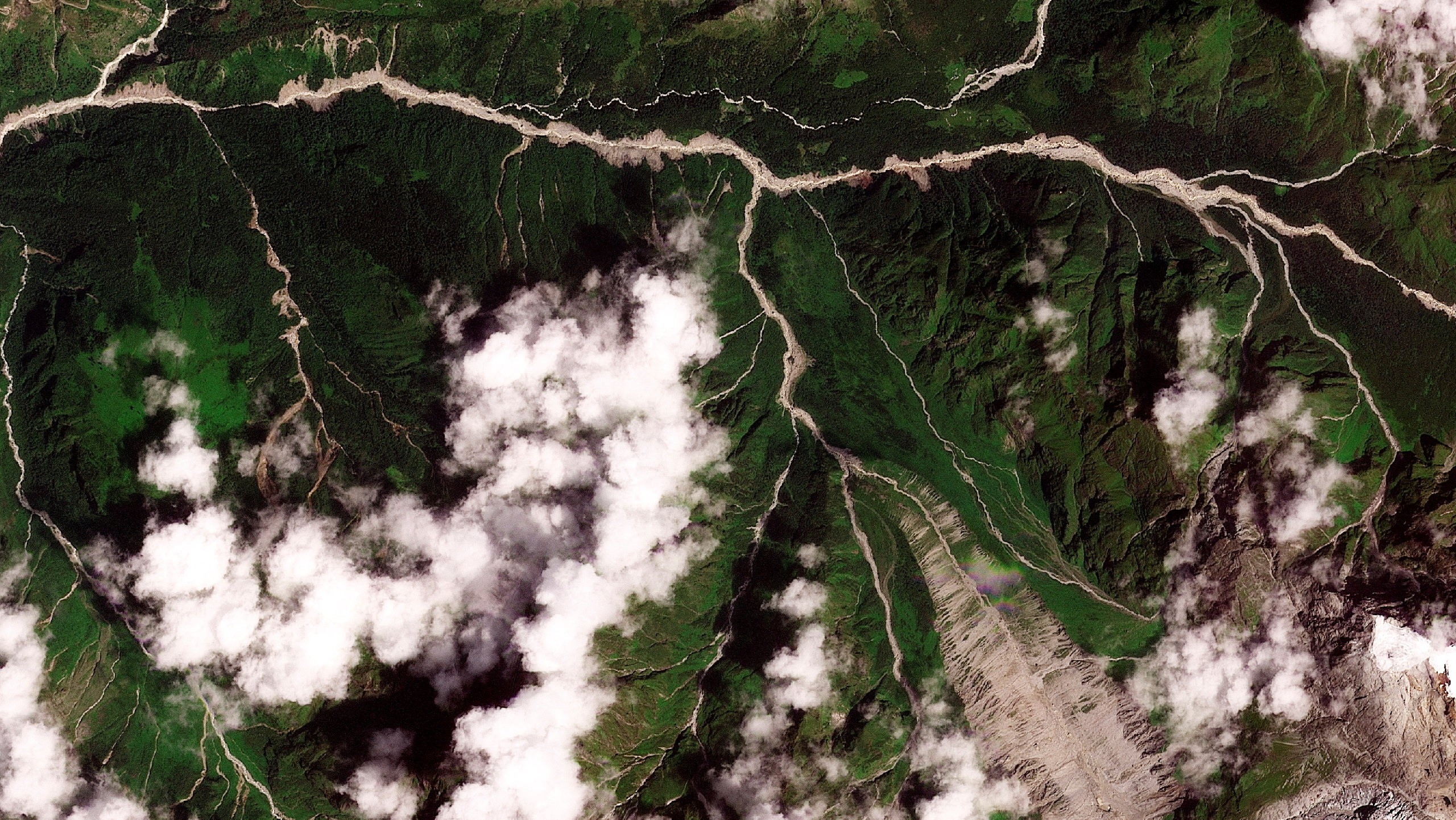 Lago formado após colapso de geleira ameaça provocar nova avalanche no Nepal