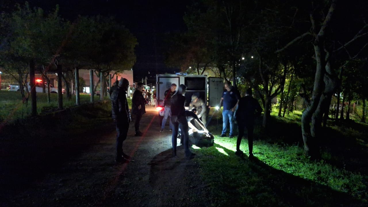 Corpo carbonizado de mulher é encontrado próximo de complexo esportivo em Caxias do Sul; suspeita é de feminicídio, diz polícia