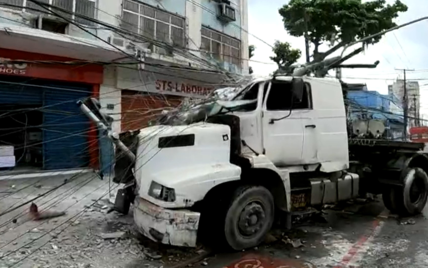 Motorista perde controle de caminhão, derruba poste e atropela duas pessoas em Salvador