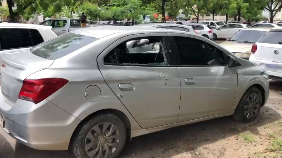 Carro conduzido pelo grupo abordado pela polícia em Sobral — Foto: Reprodução