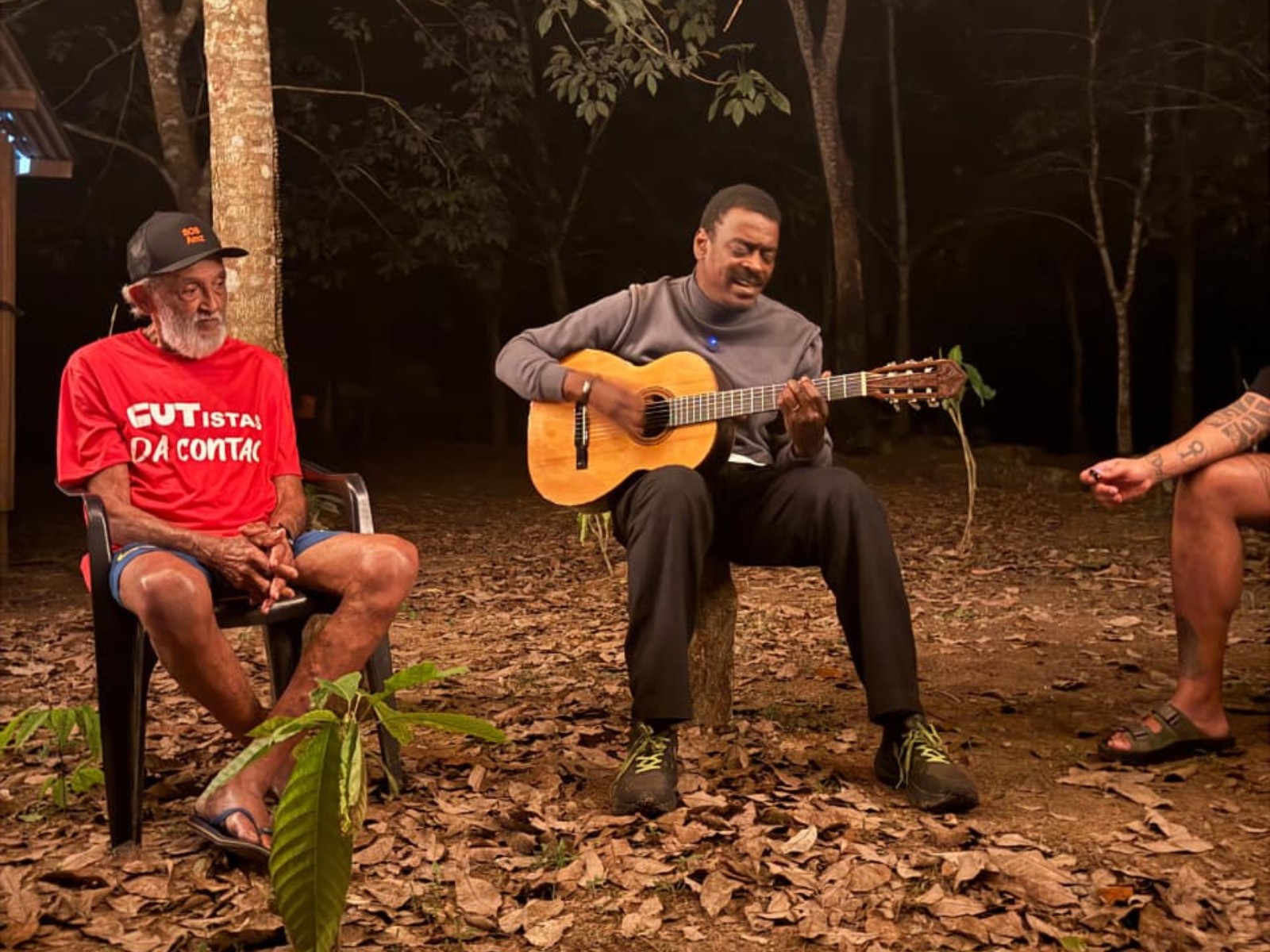 VÍDEO: Seu Jorge visita reserva no AC e se reúne com líder ambientalista e primo de Chico Mendes