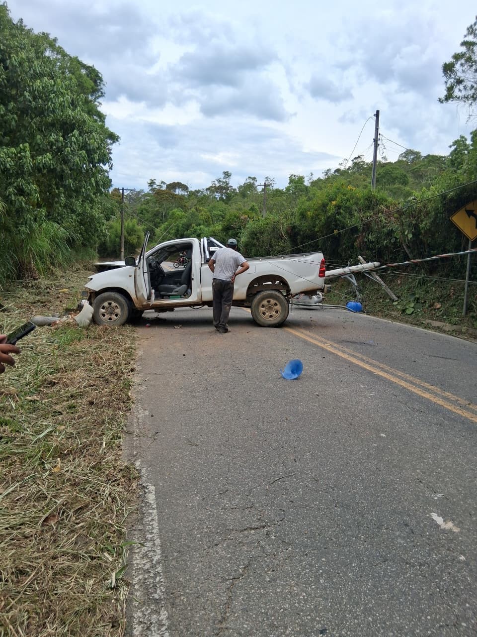 Carro derruba poste e interdita estrada do Nagao em Mogi das Cruzes