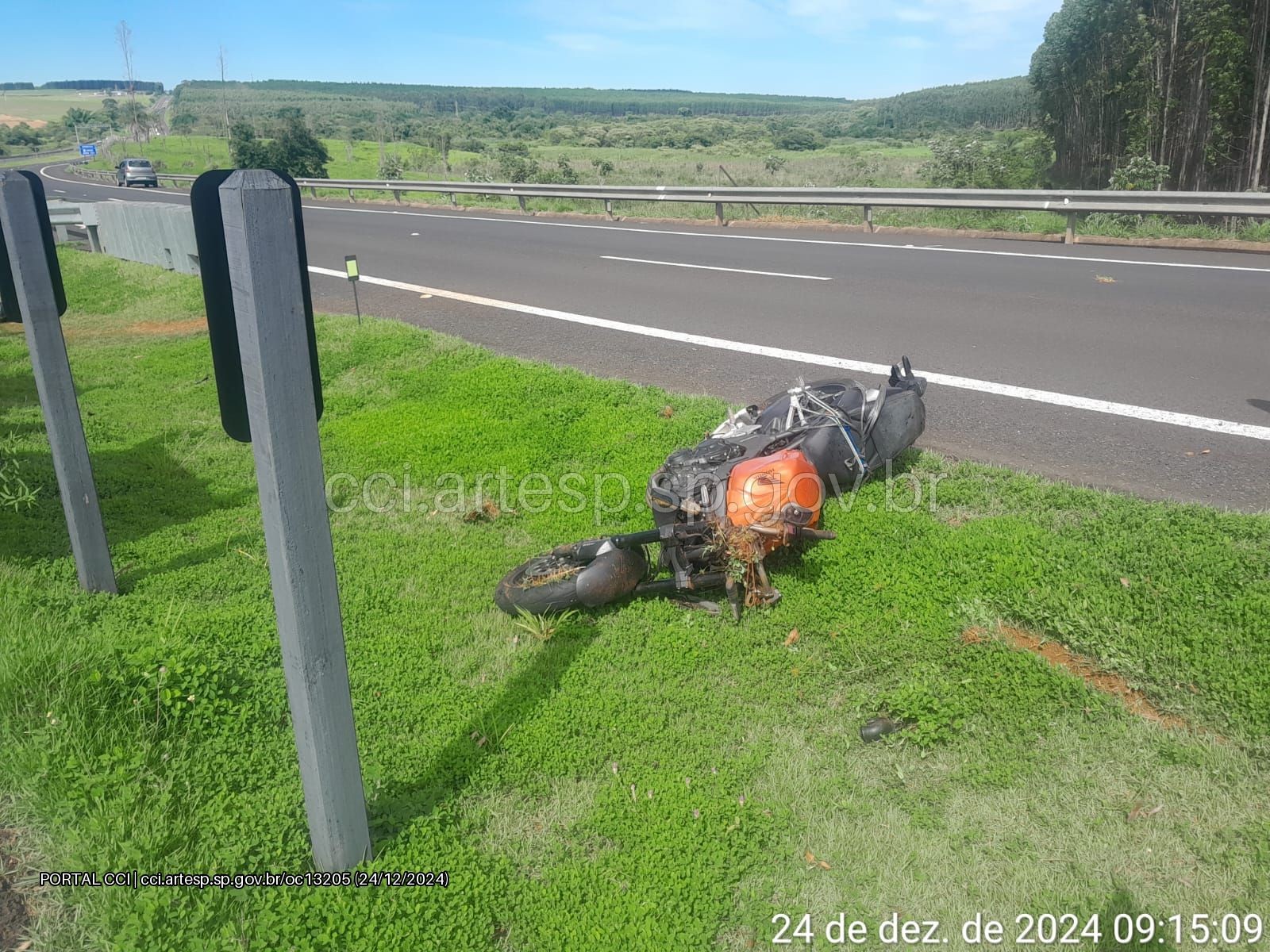 Motociclista morre após bater em defensa metálica em rodovia de Marília