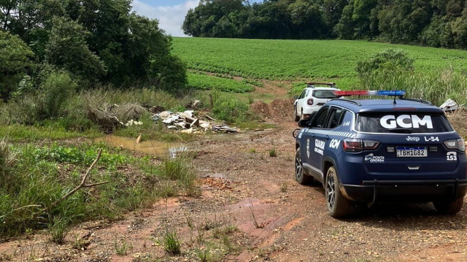 Mulher é baleada pelo ex e deixada para morrer após ser sequestrada a caminho do trabalho; homem avisou pastor onde a deixou